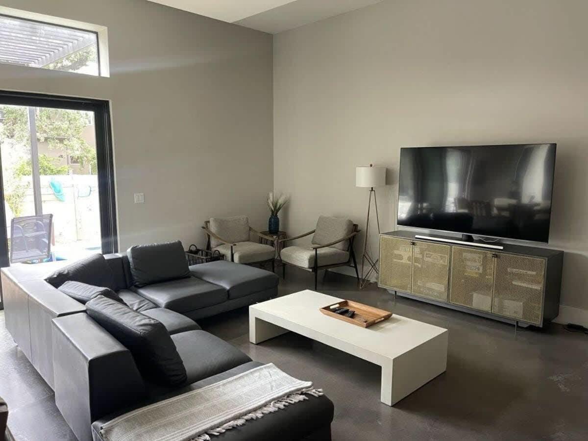 Modern 2-Home Oasis W Pool & Hot Tub In Dt オースティン エクステリア 写真